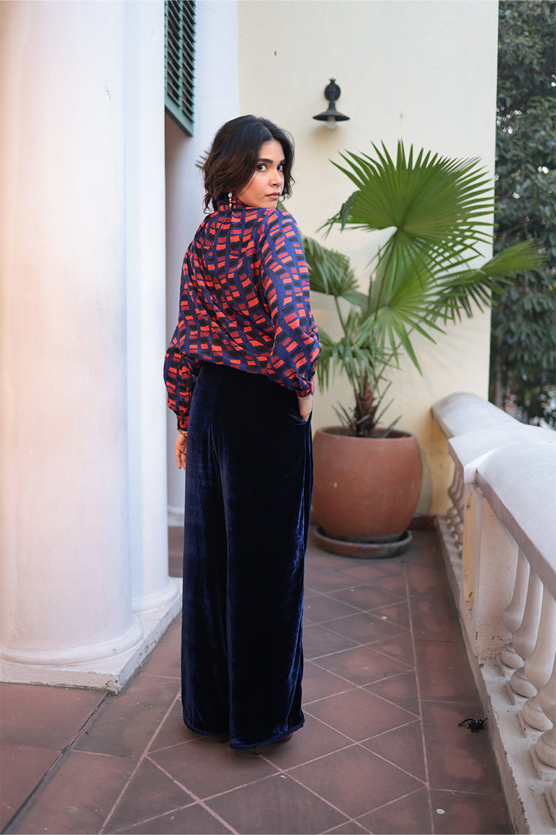 TIE BLOUSE SILK WITH LITTLE ROSE DETAIL