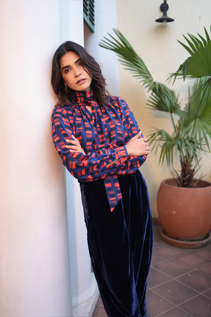 TIE BLOUSE SILK WITH LITTLE ROSE DETAIL