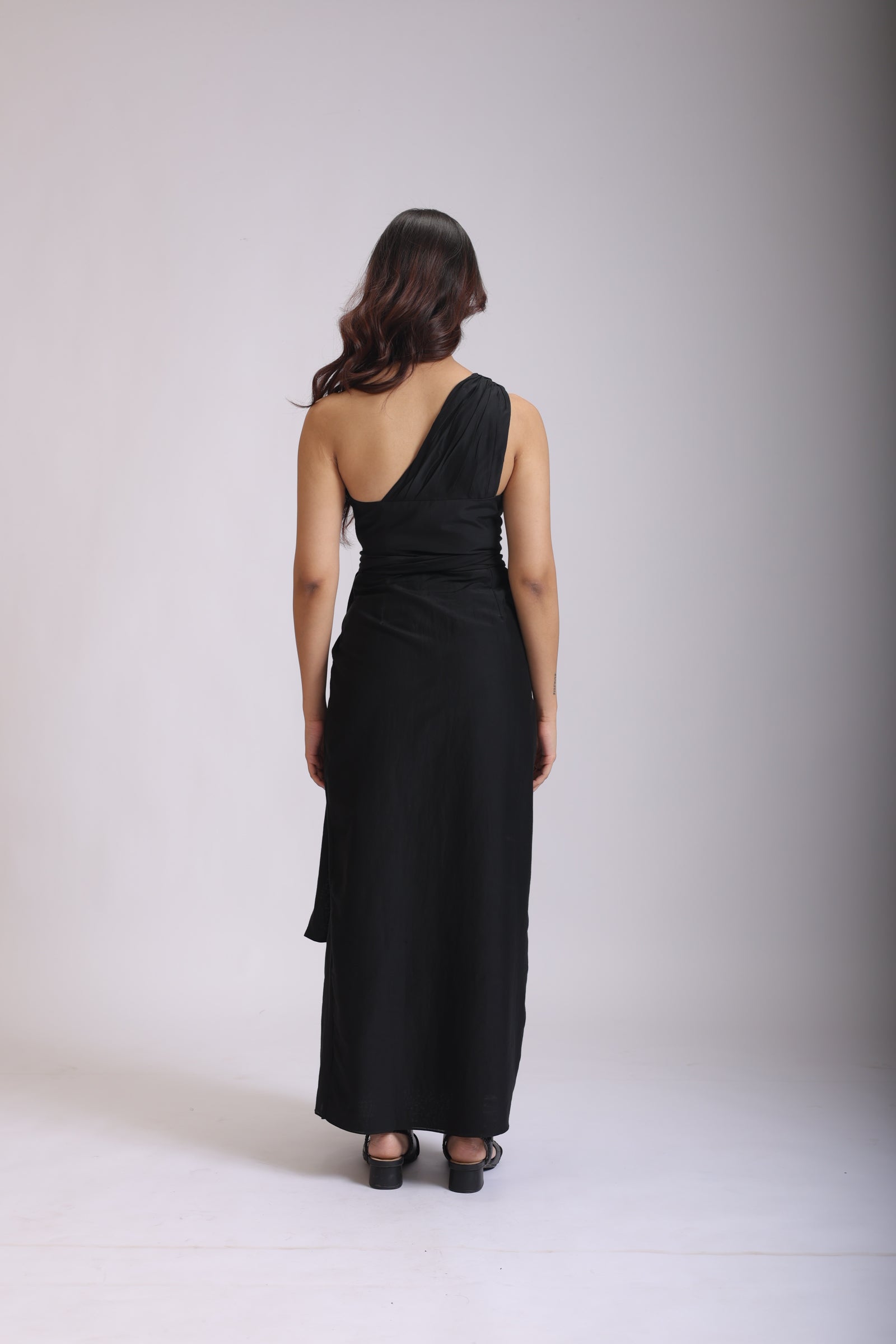 AURA WRAP BLACK DRESS WITH SNOW LILY EMBROIDERY IN COTTON SILK (BLACK)