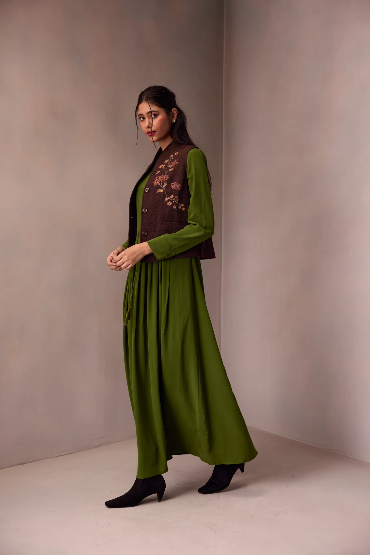 Tavishi Waist  Coat In Merino Wool With Healing Embroidery
