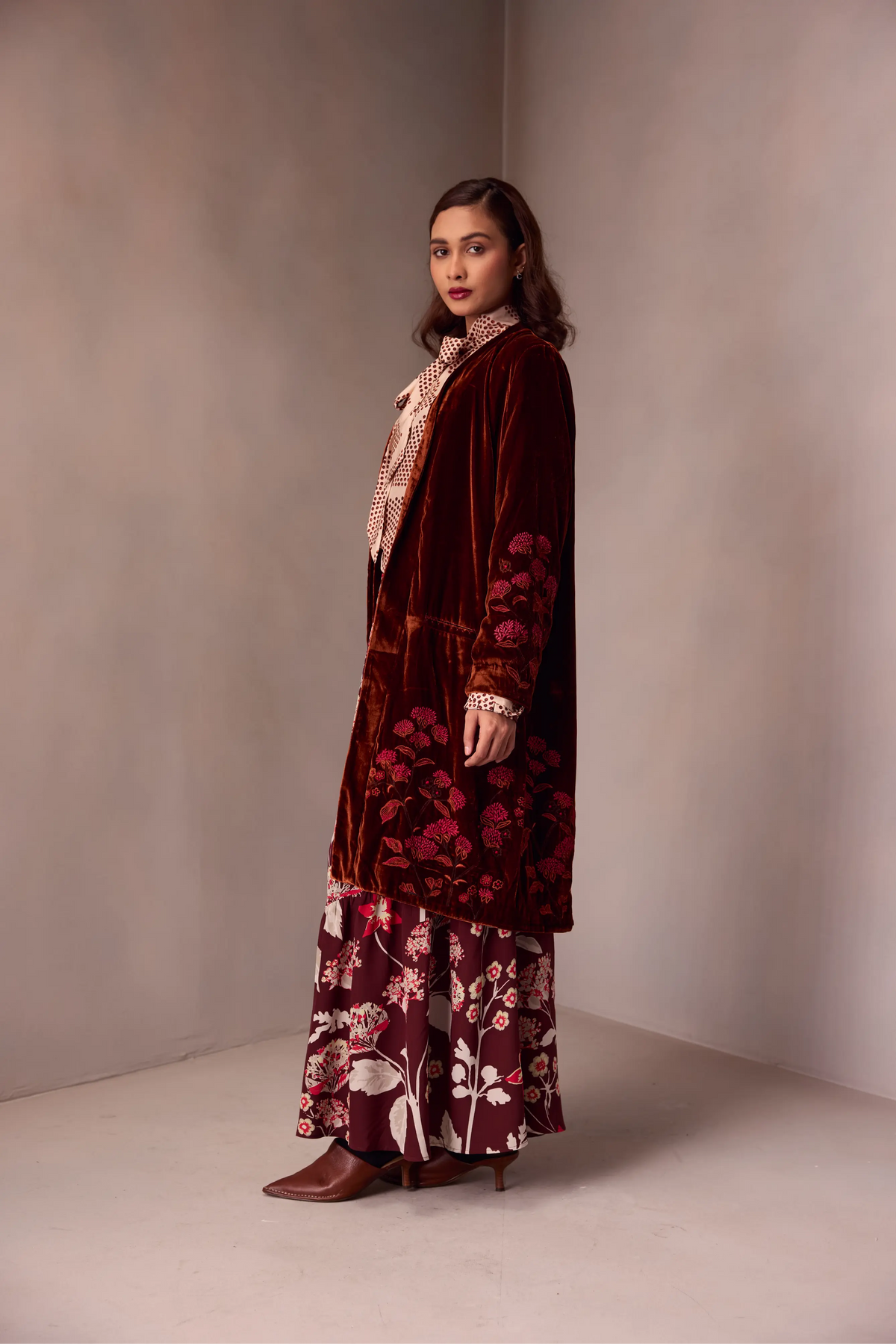 Maxine Coat In Silk Velvet With Helaing Emb.