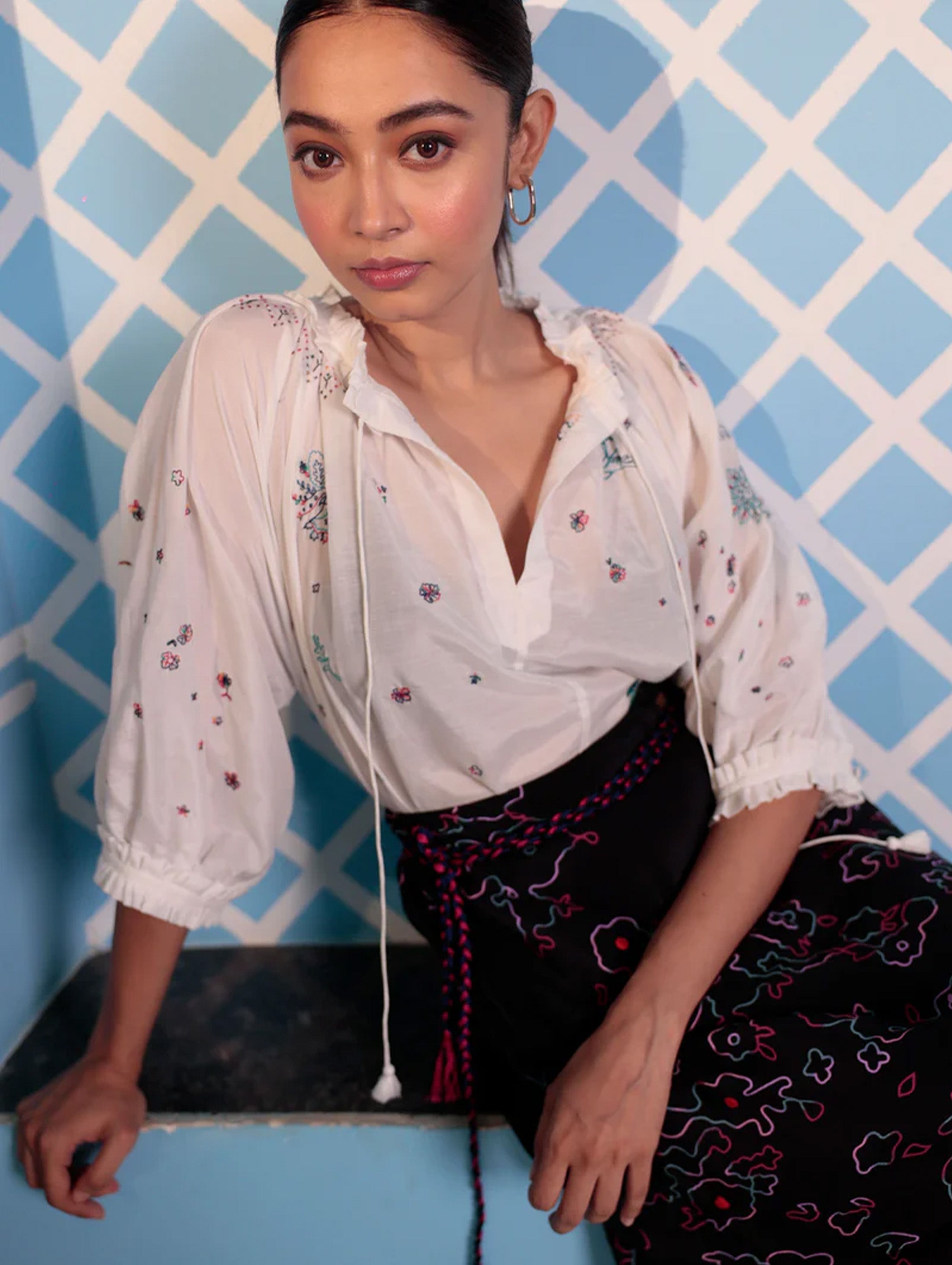 TULIP BLOUSE WITH BIRD EMBROIDERY