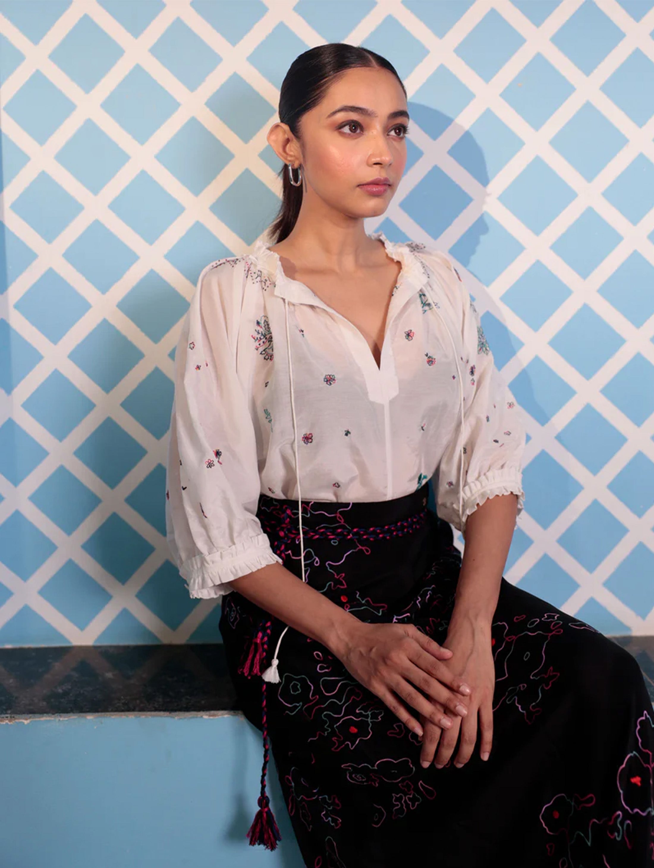 TULIP BLOUSE WITH BIRD EMBROIDERY