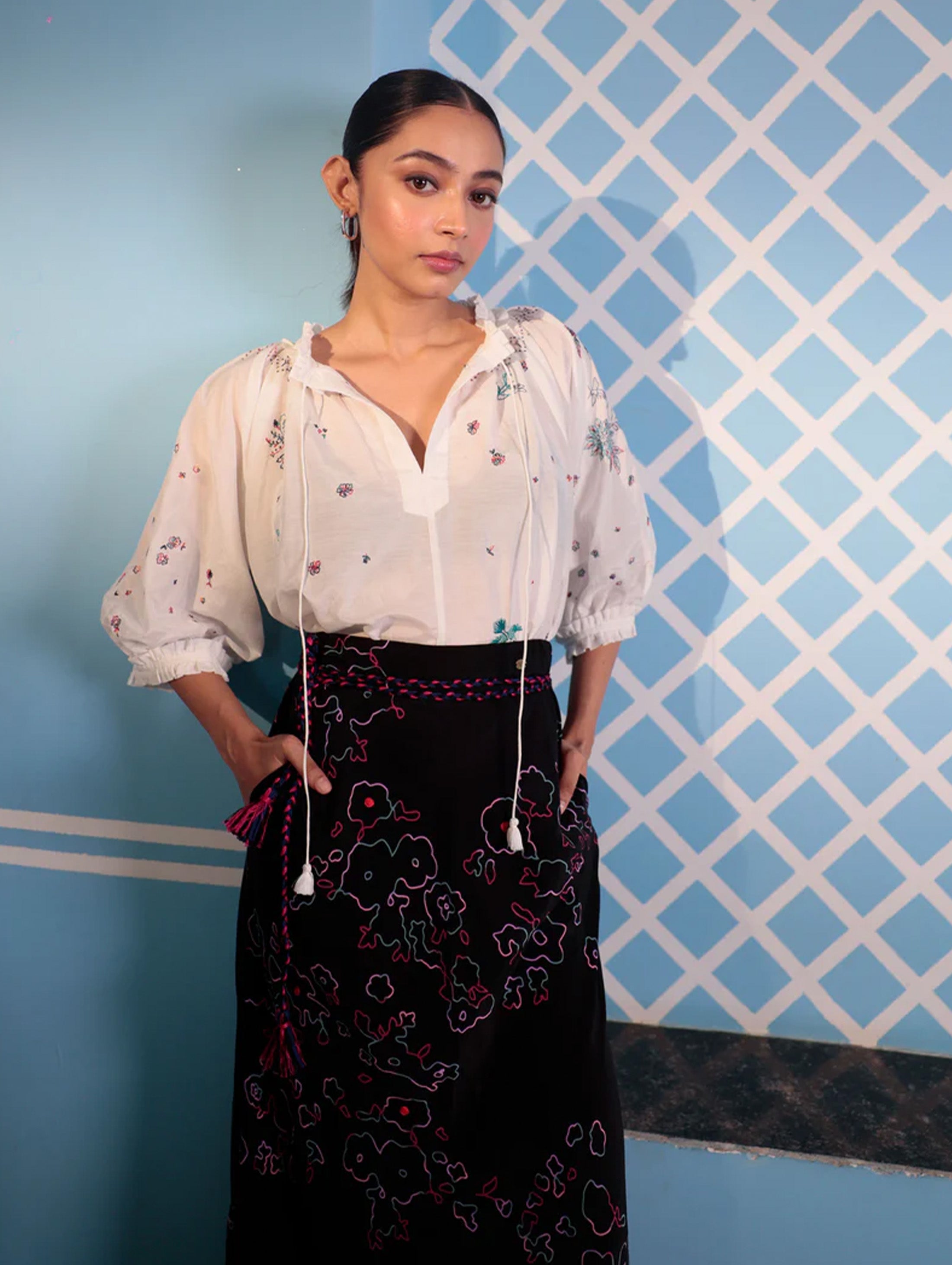 TULIP BLOUSE WITH BIRD EMBROIDERY